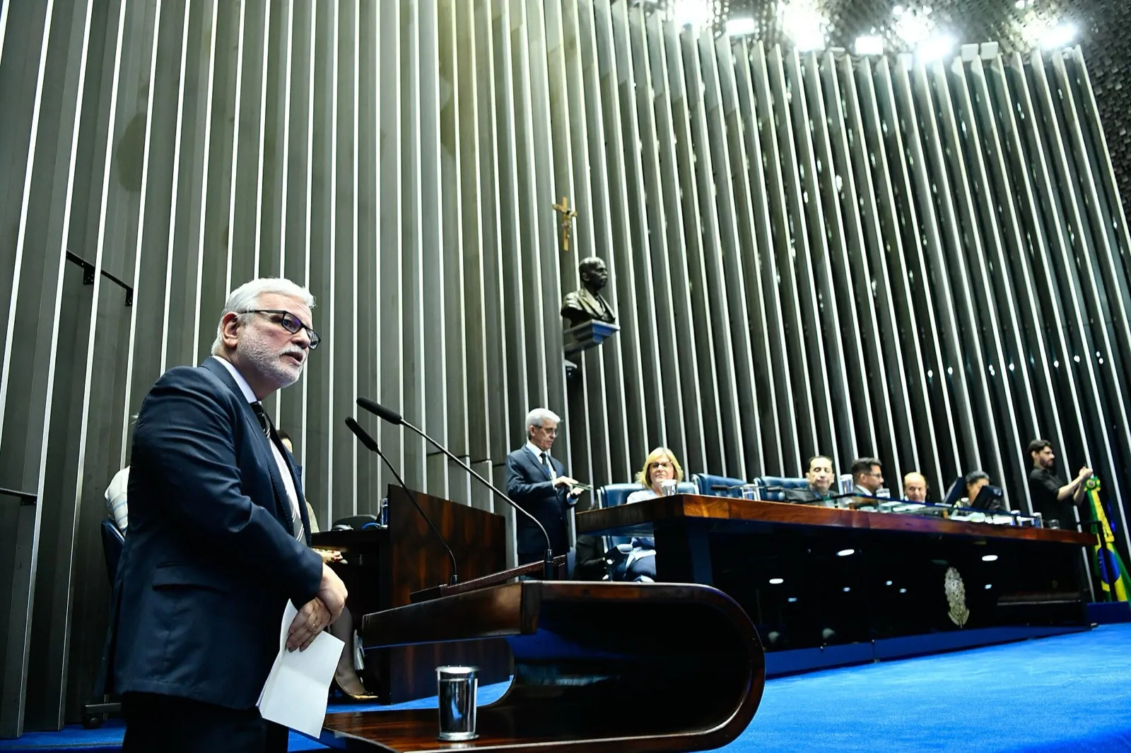 Plenário do Senado com um homem de terno ao microfone da tribuna, com a Mesa diretora ao fundo.