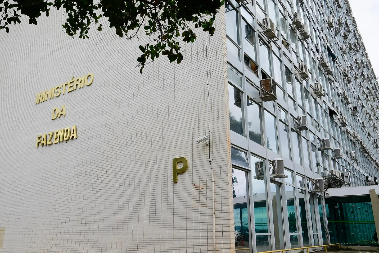 Fachada do edifício do Ministério da Fazenda, em Brasília, com o nome do ministério em letras douradas sobre a parede branca.