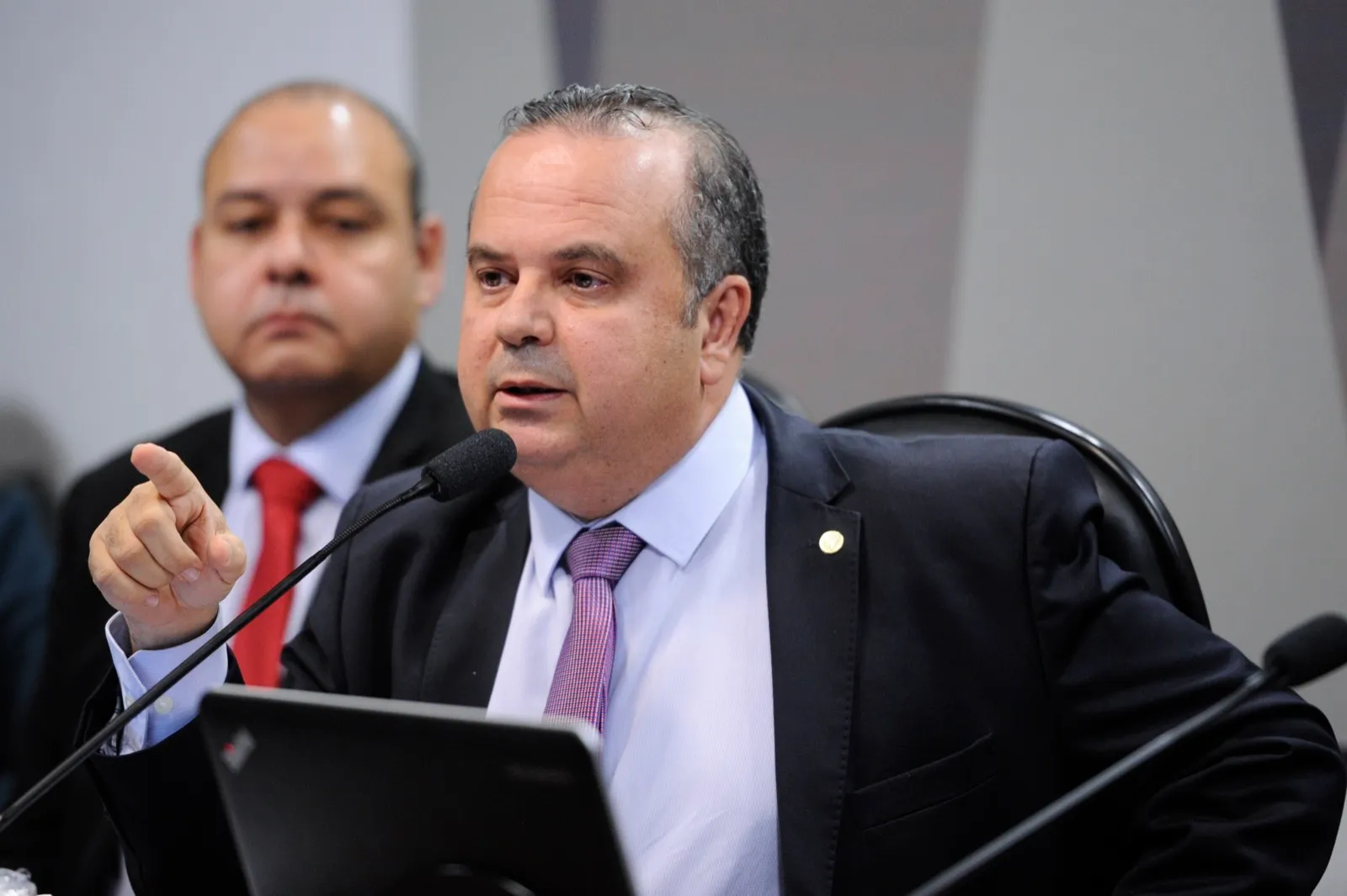 O então deputado Rogério Marinho fala ao microfone e aponta com a mão durante audiência pública em comissão do Senado.