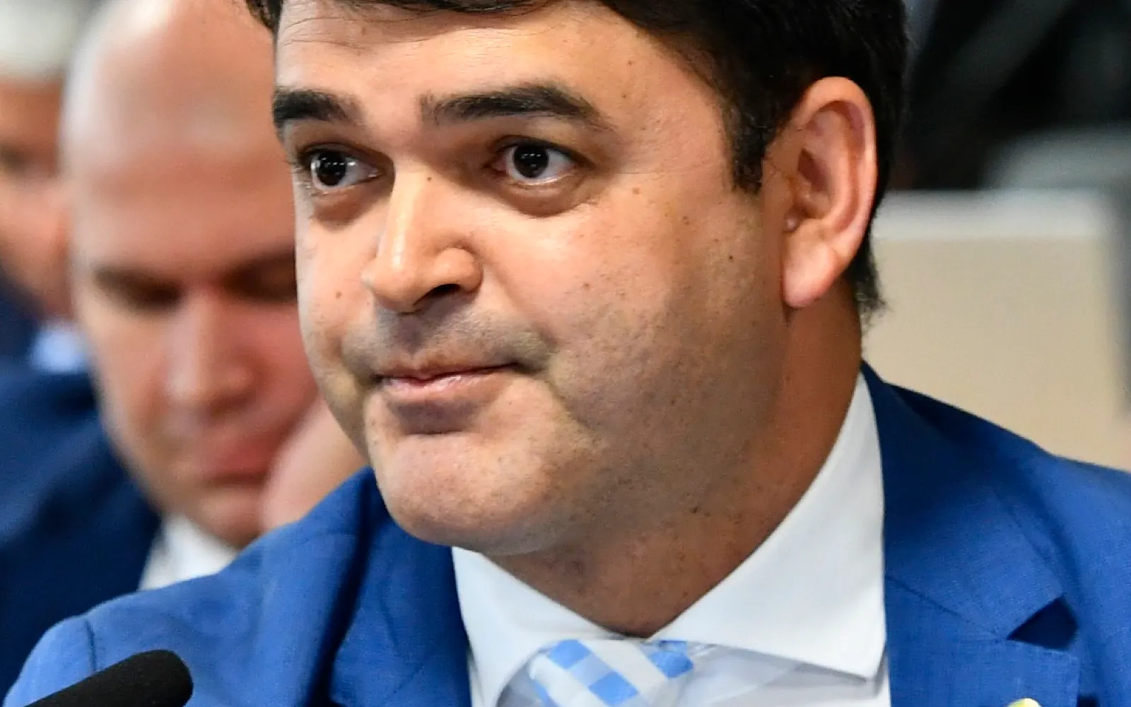 O deputado Rubens Pereira Júnior participa de reunião de comissão no Congresso Nacional.