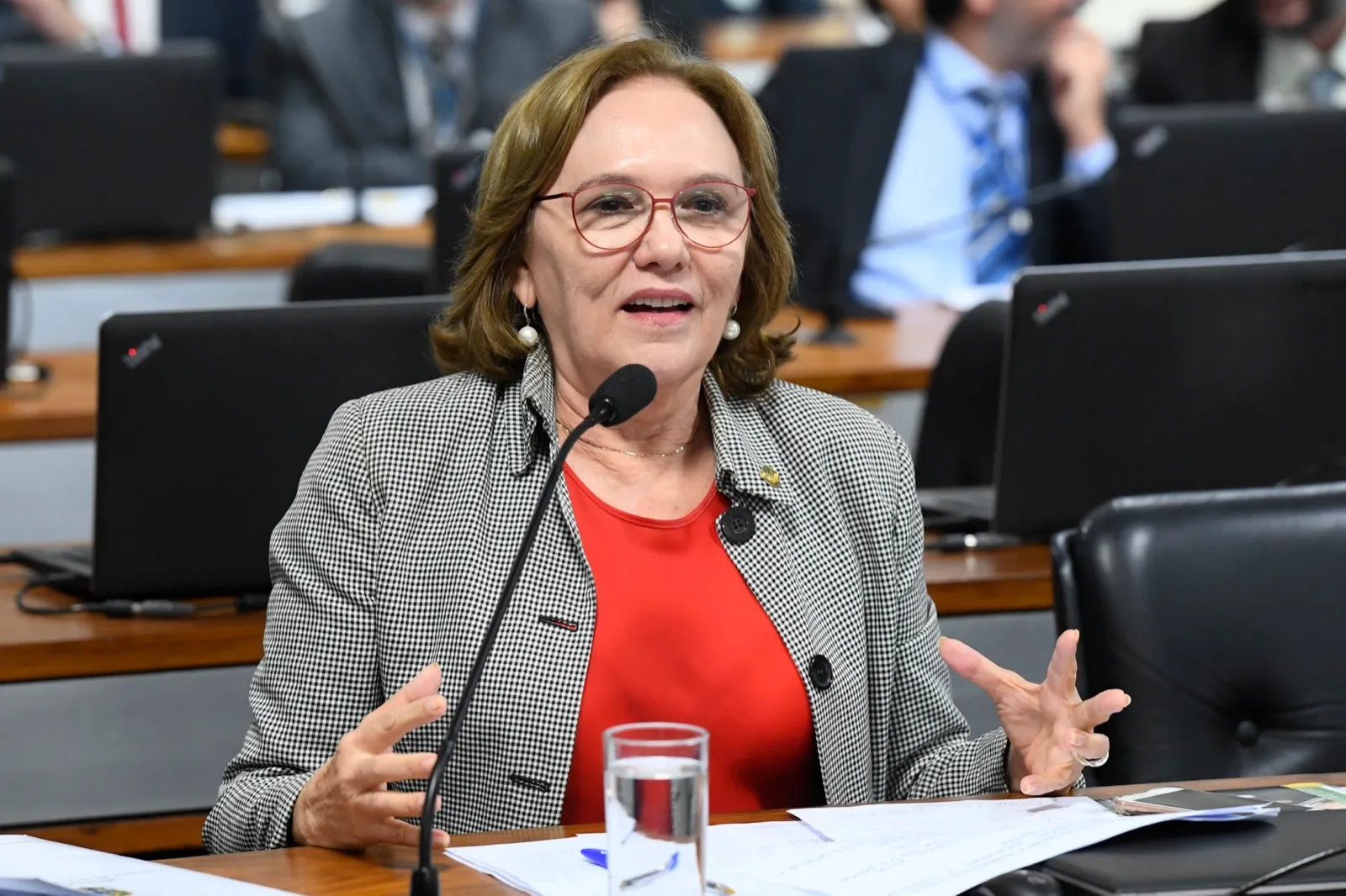 A senadora Zenaide Maia fala ao microfone, sentada à bancada da Comissão de Constituição e Justiça do Senado, com outros participantes ao fundo.