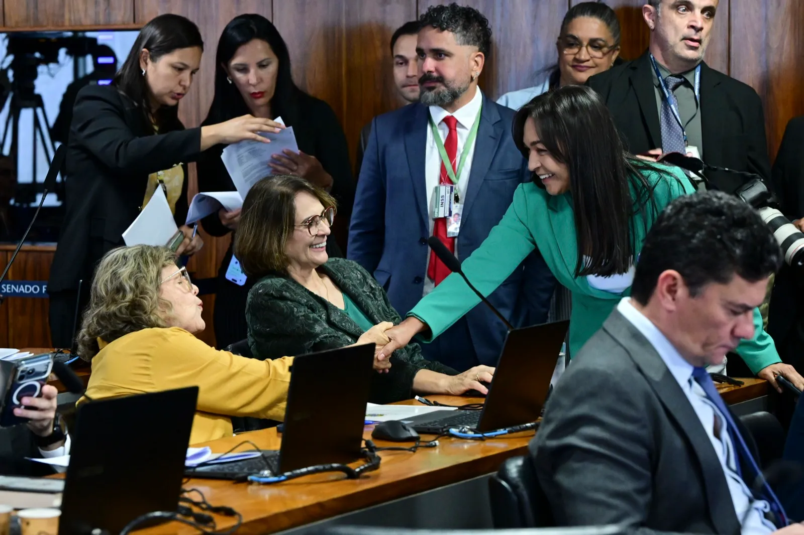 Teresa Leitão, de amarelo, cumprimenta Eliziane Gama durante reunião de comissão no Senado.