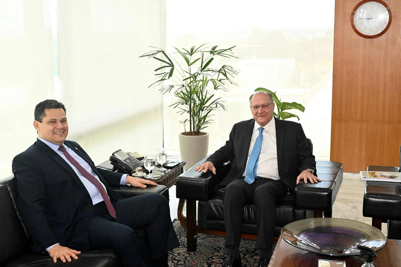 Davi Alcolumbre à esquerda e Geraldo Alckmin sentados lado a lado em sofás de couro, em um gabinete do Palácio do Planalto.