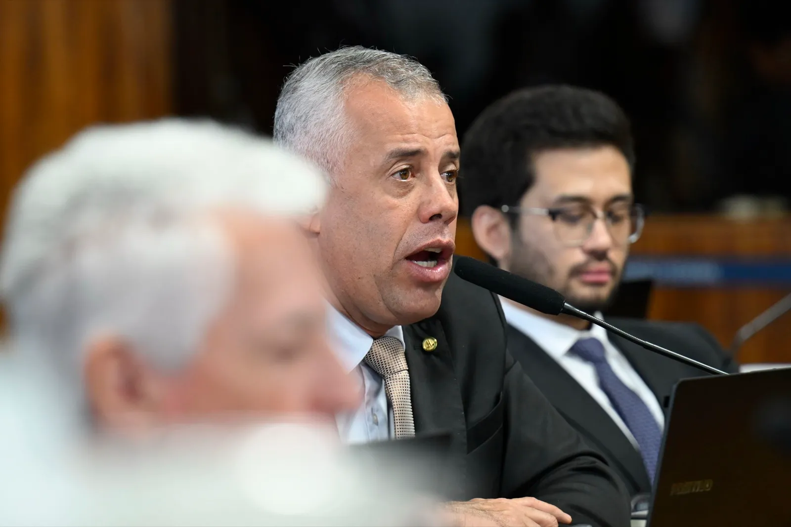 O deputado Evair Vieira de Melo fala ao microfone durante reunião de comissão no Congresso.