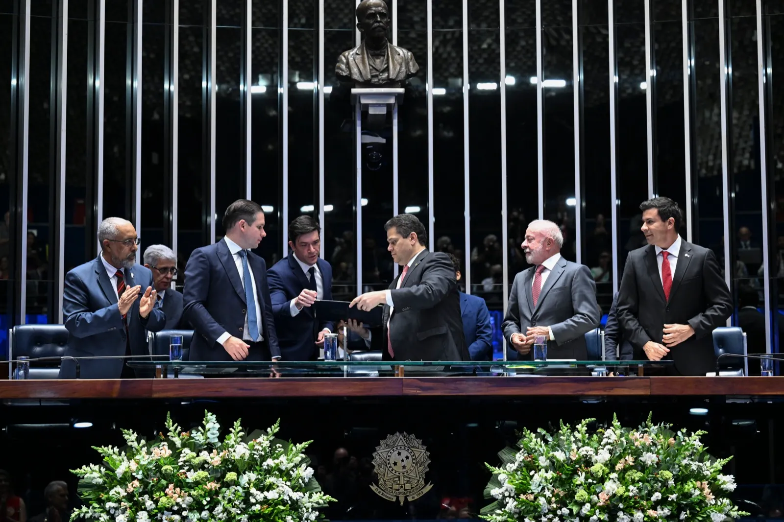 Hugo Motta, Davi Alcolumbre, Lula, Paulo Paim e Carlos Veras na mesa do plenário do Senado durante sessão solene.
