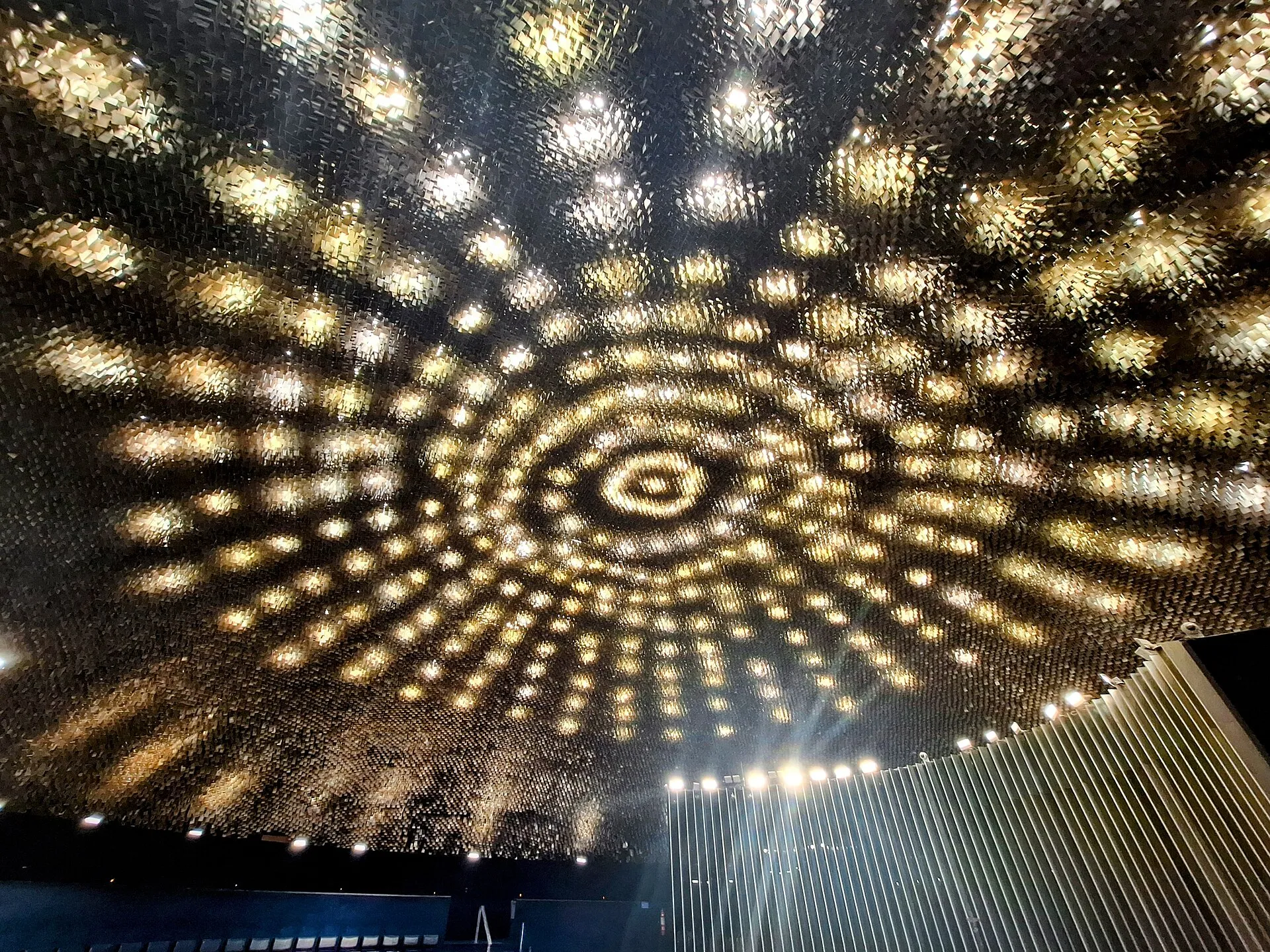 Teto iluminado do Plenário do Senado Federal, com parte das cadeiras visível na parte de baixo da foto.