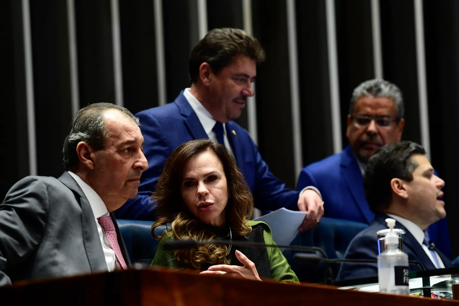 Davi Alcolumbre, à direita, Omar Aziz e a senadora Dorinha Seabra sentados na mesa do plenário do Senado.